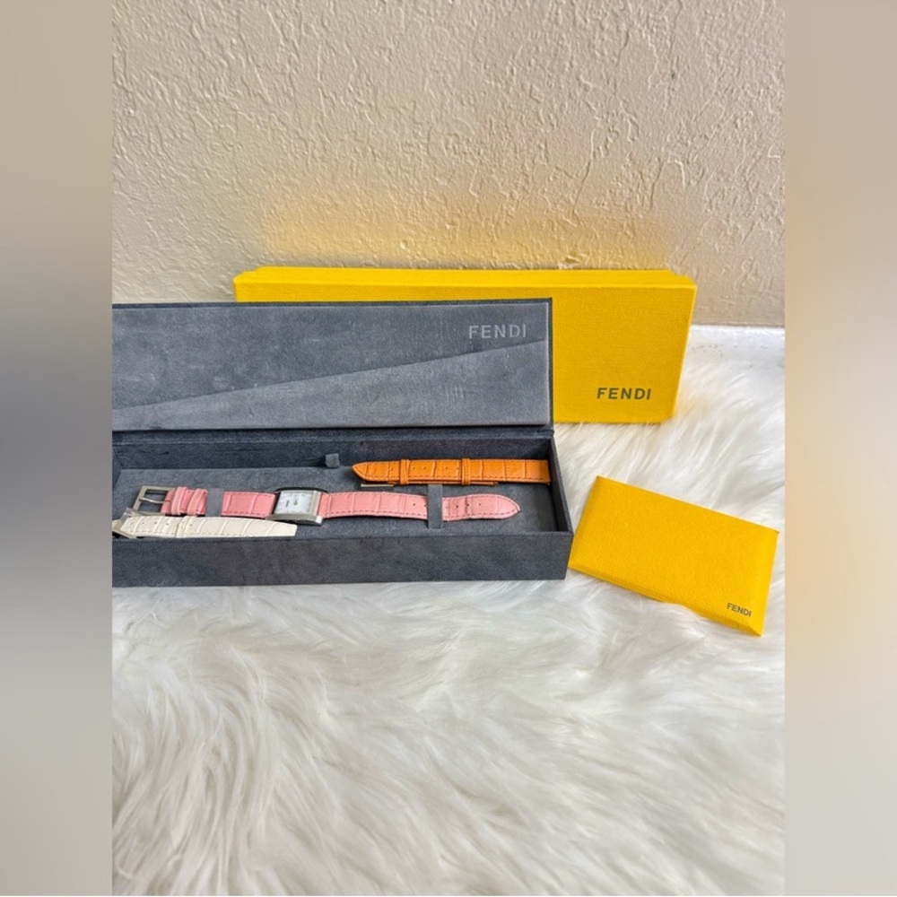 Full Inclusive Fendi 7000L Classico  Interchangeable Mother of Pearl Watch Set - Picture 3 of 12